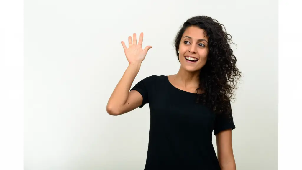 mujer saludando ejemplos de saludos para clientes por WhatsApp