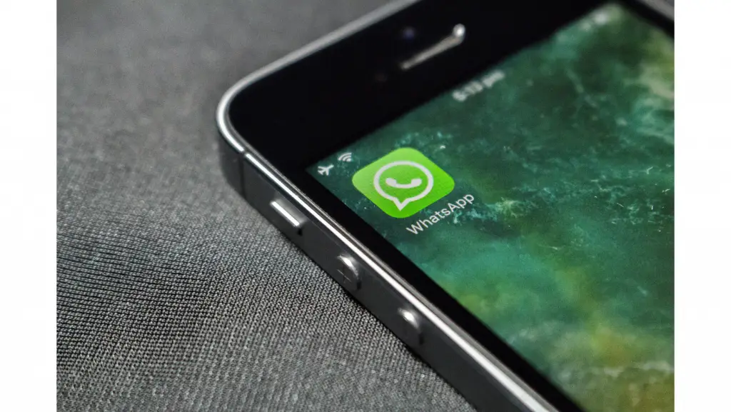 móvil con icono de WhatsApp