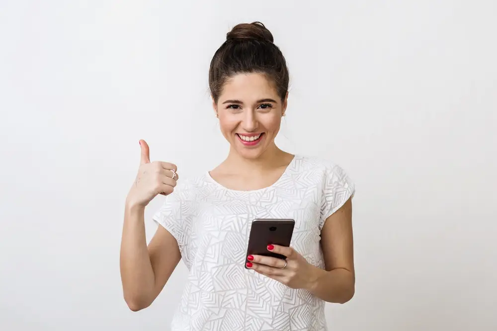 Comunidades de whatsapp: mujer con celular